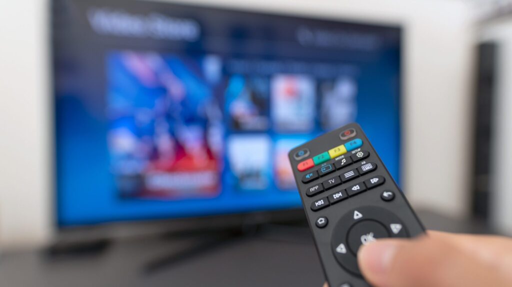 Chaque jour, les gens sont enchaînés à leur écran de télévision.