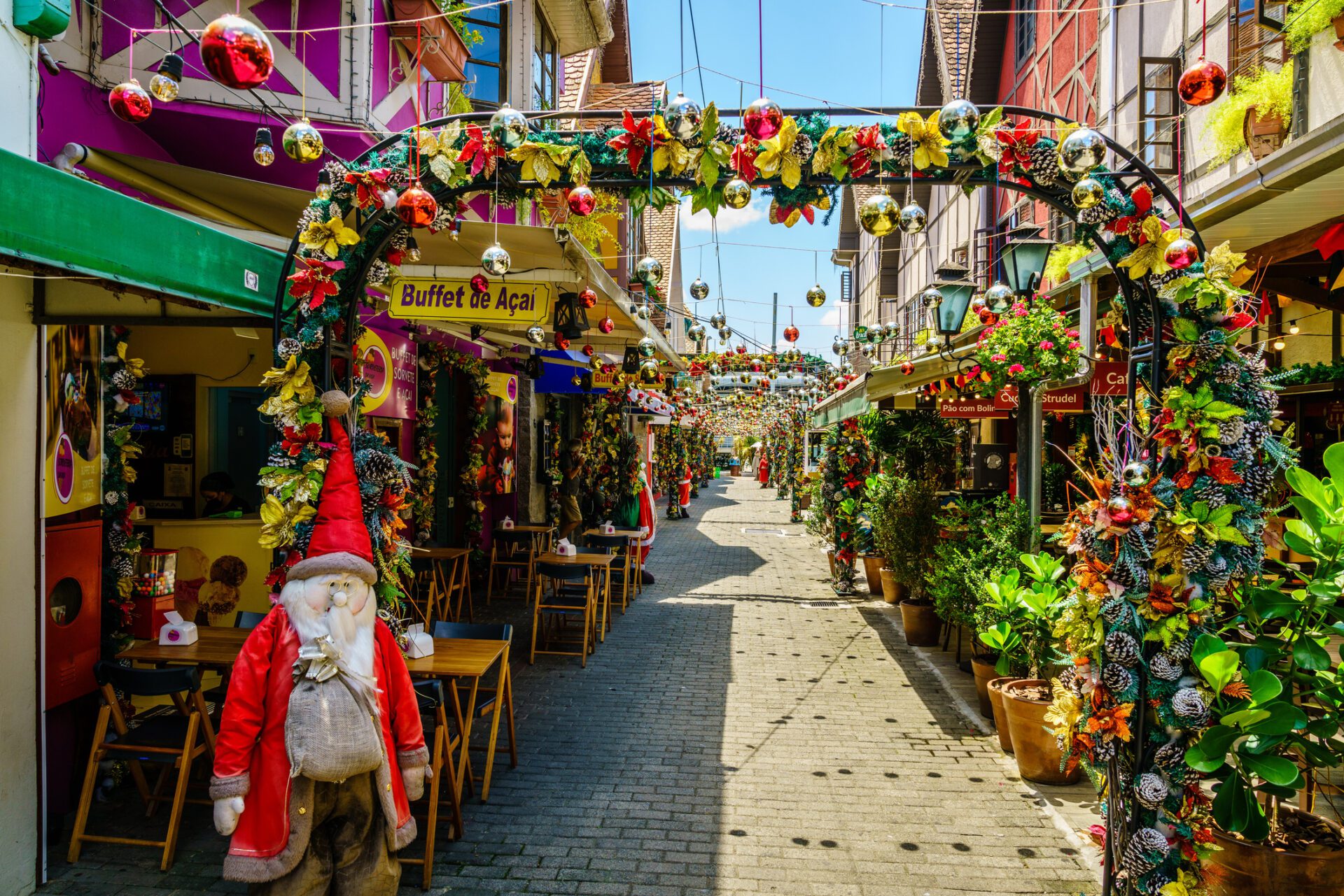 Les marchés de Noël au Brésil sont dans l'esprit de l'été et de la couleur.