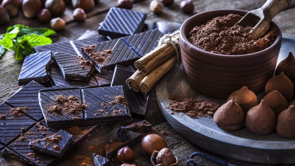 Le chocolat noir contient de la théobromine, qui peut avoir des effets positifs sur la santé cardiaque.