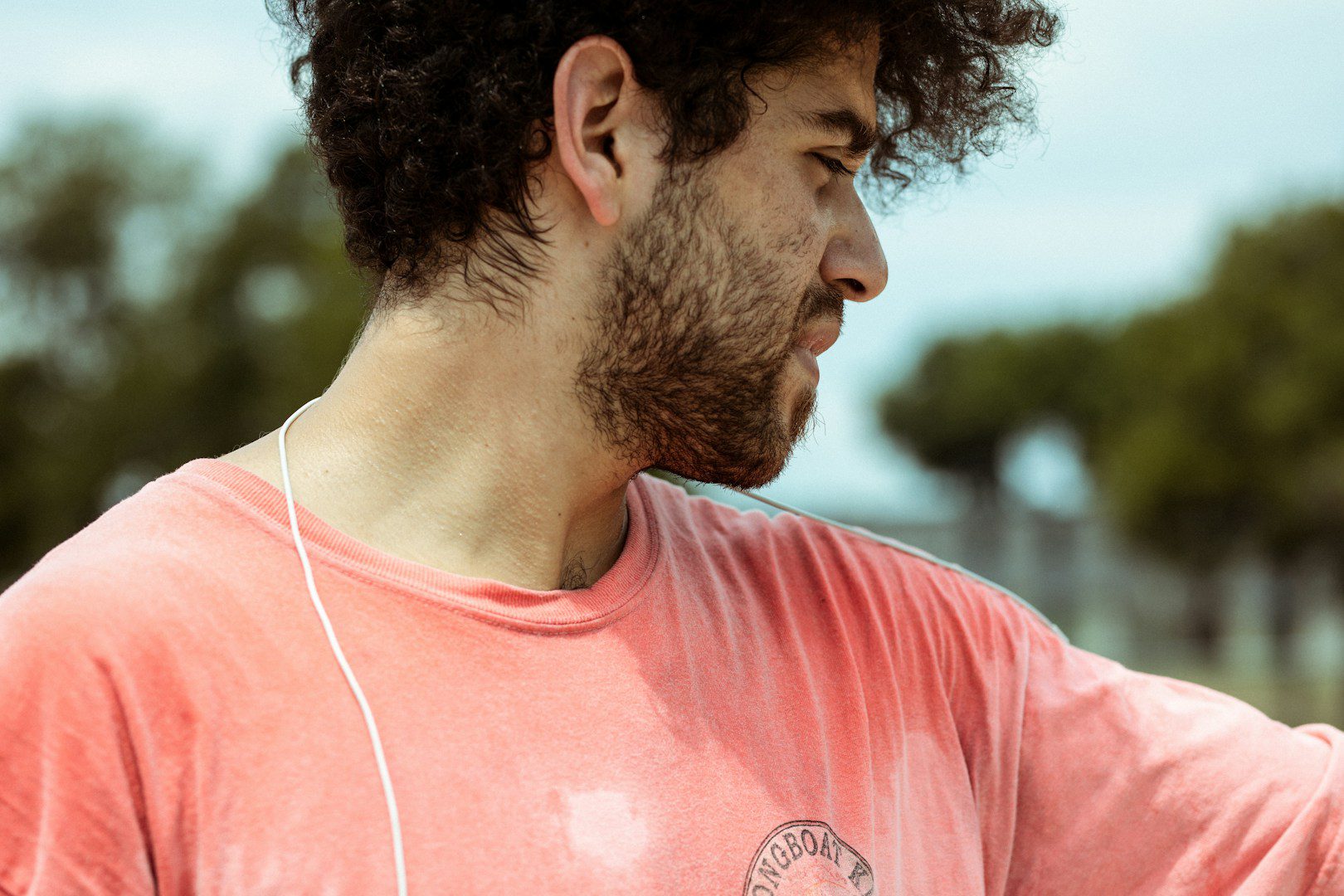 Que vous transpiriez en faisant du sport, en dormant ou simplement parce qu'il fait chaud chez vous, l'odeur de la sueur peut en dire long sur votre état physique.