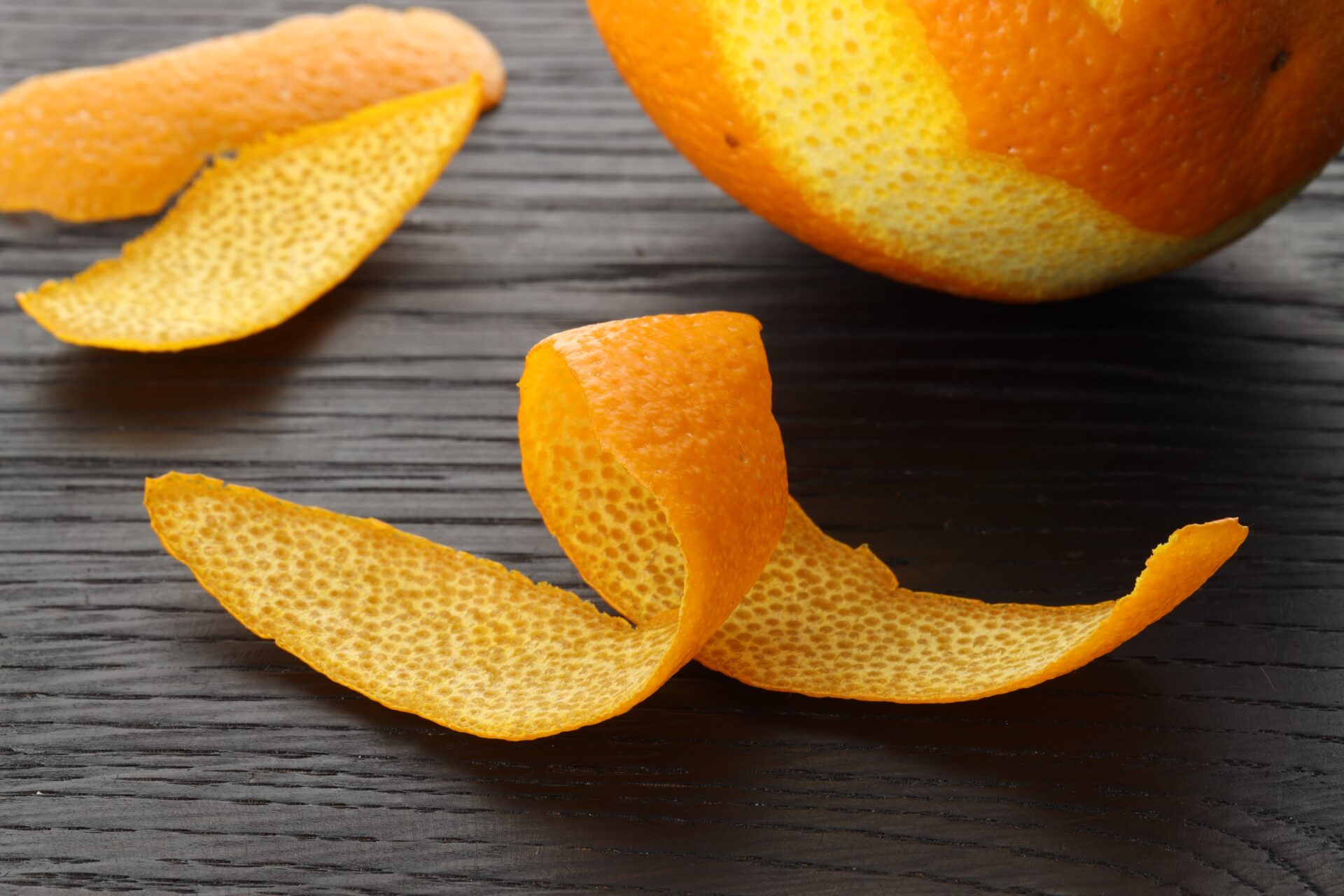 L'écorce d'orange agit comme un répulsif pour les chats.