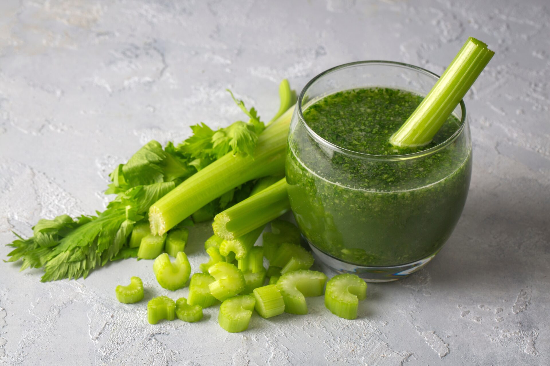 Boire du jus de céleri est une tendance assez répandue de nos jours, bien que de nombreuses personnes n'y aient pas encore pris goût.